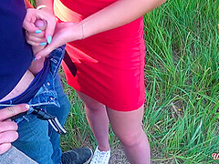 Otsos Na Prirode Ot Dlinnovolosoi Brunetki S Okonchaniem V Rot