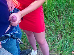 Otsos Na Prirode Ot Dlinnovolosoi Brunetki S Okonchaniem V Rot