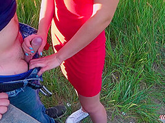 Otsos Na Prirode Ot Dlinnovolosoi Brunetki S Okonchaniem V Rot