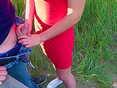 Otsos Na Prirode Ot Dlinnovolosoi Brunetki S Okonchaniem V Rot