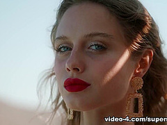 Girlfriend Massage with Amelie Lou, Aislin - SuperbeModels