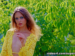 Full Bloom with Amelie Lou - SuperbeModels