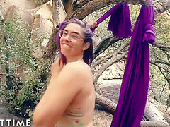 E-girl Takes The Time To Masturbate On A Hike