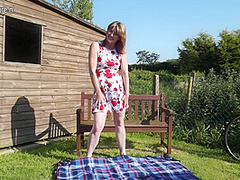 Naughty British Mature Lady Masturbating In The Garden - MatureNL