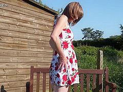 Naughty British Mature Lady Masturbating In The Garden - MatureNL