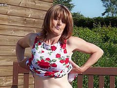 Naughty British Mature Lady Masturbating In The Garden - MatureNL