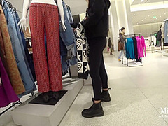 Babe Gets Public Risky Blowjob In Close To Be Caught
