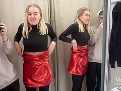 Babe Gets Public Risky Blowjob In Close To Be Caught