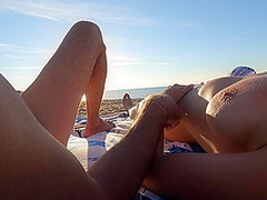 Grosse Envie De Baiser A Plage Publique Nue Il Me Fait Mouiller Mais Trop De Gens Autour De Nous
