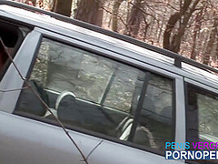 Kleine Titten Deutsche Schlampe Gibt Blowjob Fur Fremde