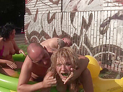 Outdoor Gruppensex Im Planschbecken