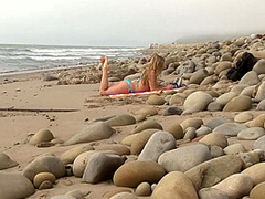 Junge Blondine 25 Jahre Vom Strand Gefesselt Und Spaeter Gefickt