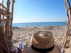 On A Une Grosse Envie De Baiser A Plage Avec Des Gens Partout Ils Nous Regardent