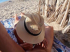 On A Une Grosse Envie De Baiser A Plage Avec Des Gens Partout Ils Nous Regardent