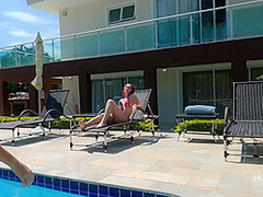 Fui Passar Protetor Solar Na Amiga, Nao Resisti E Transei Na Piscina