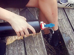 Pandavlog :dietro Le Quinte,giovane Youtuber Italiana Con Le Tettone Recensisce Un Dildo Al Parco