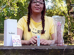 Pandavlog :dietro Le Quinte,giovane Youtuber Italiana Con Le Tettone Recensisce Un Dildo Al Parco