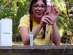 Pandavlog :dietro Le Quinte,giovane Youtuber Italiana Con Le Tettone Recensisce Un Dildo Al Parco