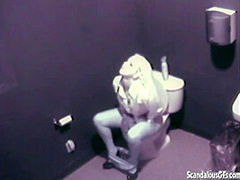 Blonde Babe masturbate on confort room caugh on cam