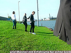 PUBLIC CAUGHT SEX - German teen make blowjob in the city