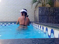 Velho Paga Para Me Ver Na Piscina E So Sabe Dedilhar A Xota