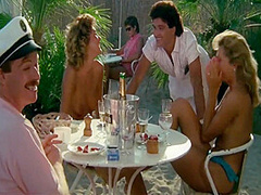 Filles Sexy On Se Calme Et On Boit Frais A St Trop