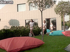 Les petite teen ***asstoyed outdoor by her best friends