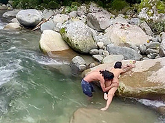 Nadando En El Rio Y Me Cojo A Un Desconocido