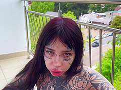 Skonhed Cool Suget Pa Balkonen Med Slutning I Ansigtet