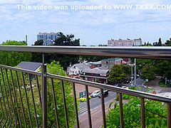 Skonhed Cool Suget Pa Balkonen Med Slutning I Ansigtet