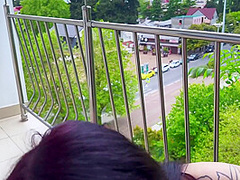 Skonhed Cool Suget Pa Balkonen Med Slutning I Ansigtet