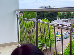 Skonhed Cool Suget Pa Balkonen Med Slutning I Ansigtet