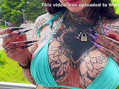 Skonhed Cool Suget Pa Balkonen Med Slutning I Ansigtet