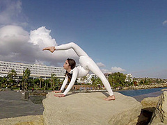 Elegnant Contortionist In White Spandex - Watch4Fetish