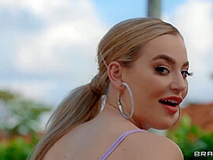 Sinntillating Curves On Pornhd With - Blake Blossom