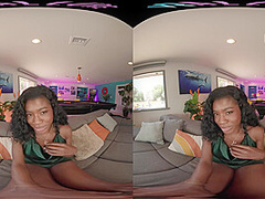 Ebony bombshell plays with her pussy in virtual reality