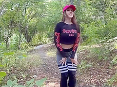 Ona Begala V Lesu I Styanula S Sebya Leggins Chtob Zasadit Igrushku V Kisku