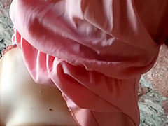 Devushka V Korotkom Plate Soset Strastnogo Seksa V Neobchnom Meste