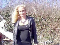 Debile schwanzlutscherin muss draussen ran!