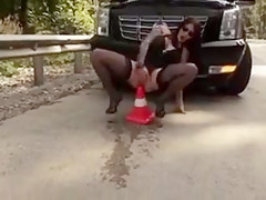 Squirta con un cono nel culo per strada