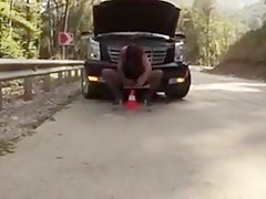 Squirta con un cono nel culo per strada