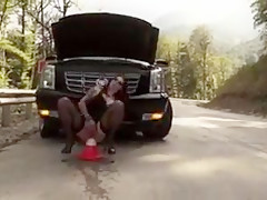 Squirta con un cono nel culo per strada