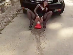 Squirta con un cono nel culo per strada