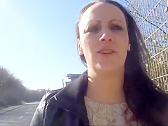 Haessliche crack-nutte blaest freier am bahndamm!