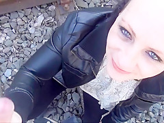 Haessliche crack-nutte blaest freier am bahndamm!