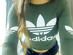 Colombiana culona con el short metido