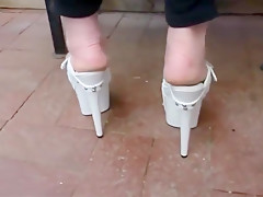 Pretty feet in 7 inch sexy high heel shoes