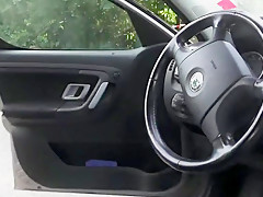 Hartgeldnutte lutscht schwanz mit aufnahme im auto!