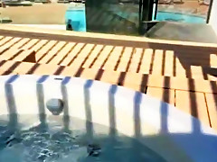 Gaterie au bord de la piscine