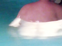 Homemade anal: she gave me her ass in the pool to refresh it